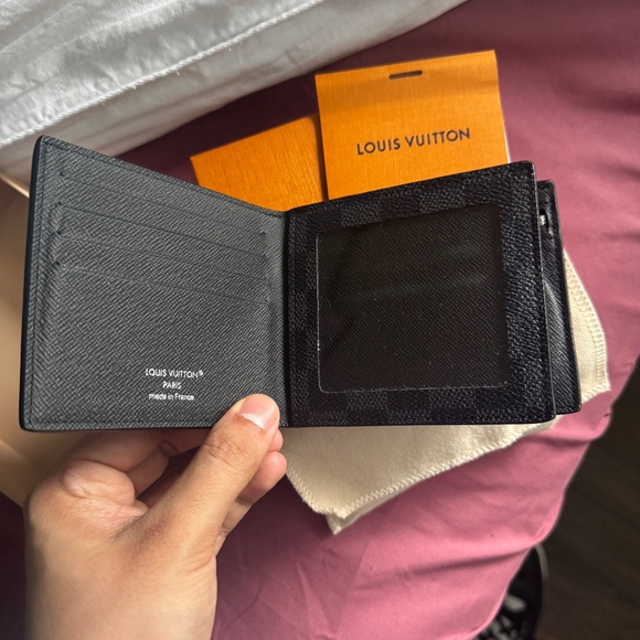 Louis Vuitton men’s wallet - Picture 1 of 3